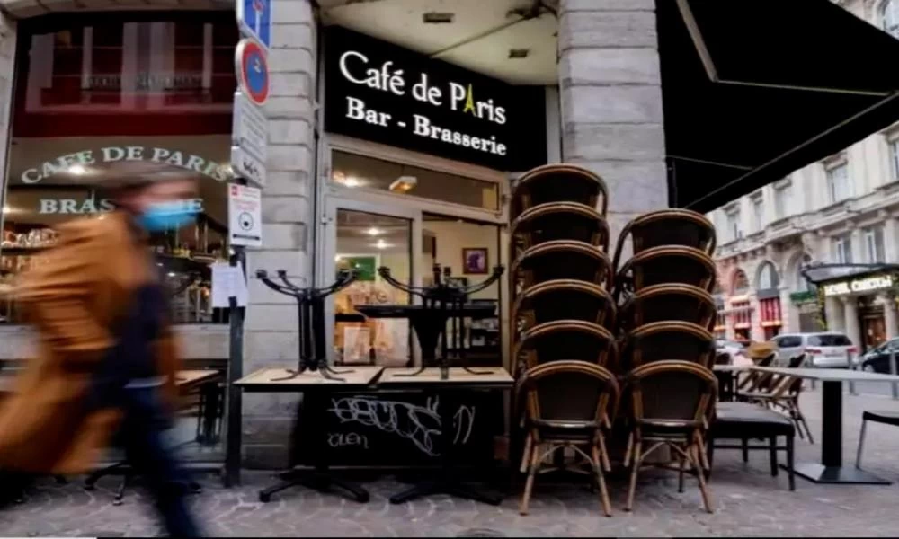 Κορονοϊός: Έφοδος γαλλικής αστυνομίας σε σπίτια παραμονή Πρωτοχρονιάς